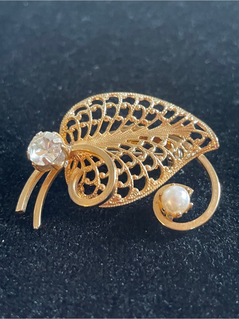 Gorgeous, vintage gold tone, brooch with rhinestone and pearl!